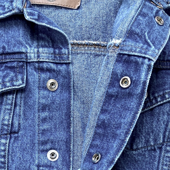 OshKosh: Classic jean jacket in a 4/4T. - Picture 5 of 10